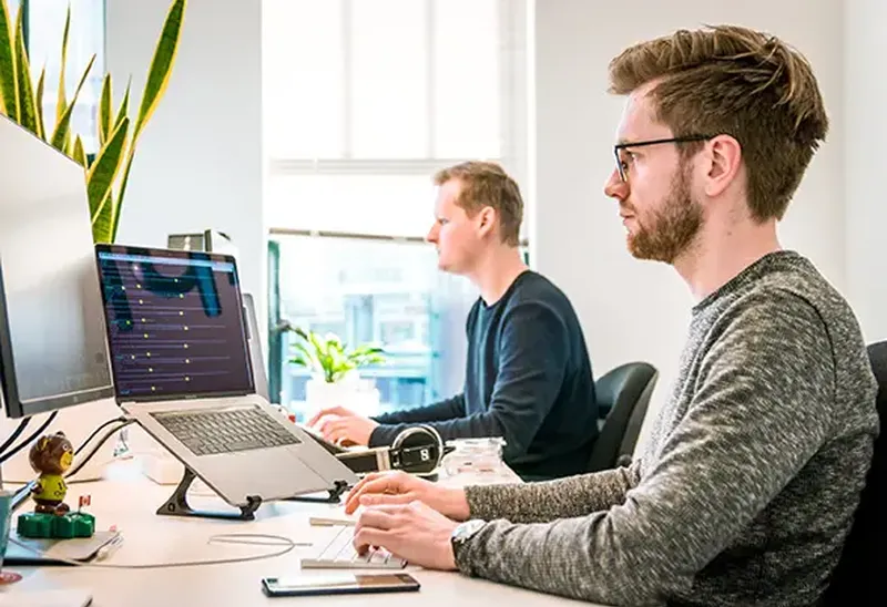 Teams arbeiten mit KI-gestützten Lösungen