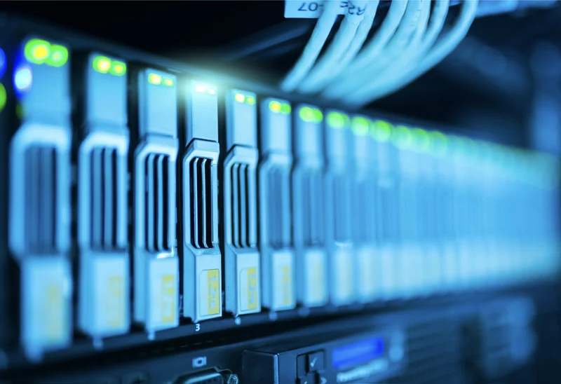 Festplatten in einem Storage-System im Rechenzentrum