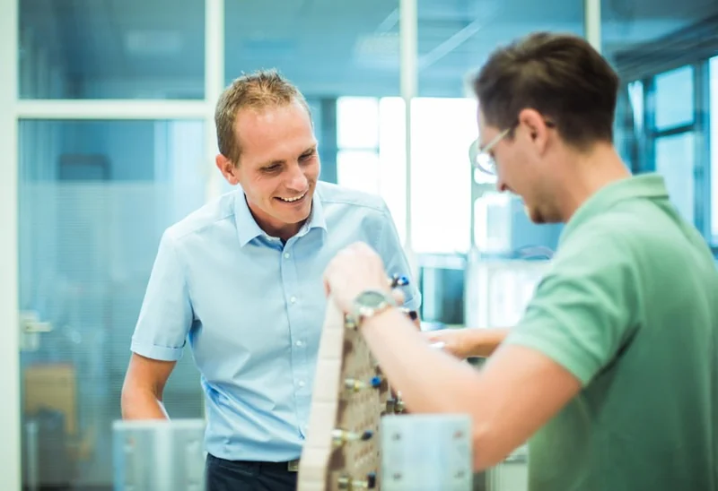 Zwei Mitarbeiter von Barth Mechanik prüfen ein Bauteil