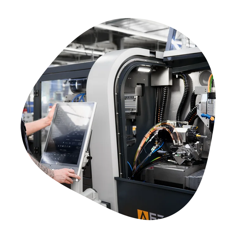Mitarbeiter am Bedienpanel einer CNC-Drehmaschine bei Landolt in Gosheim