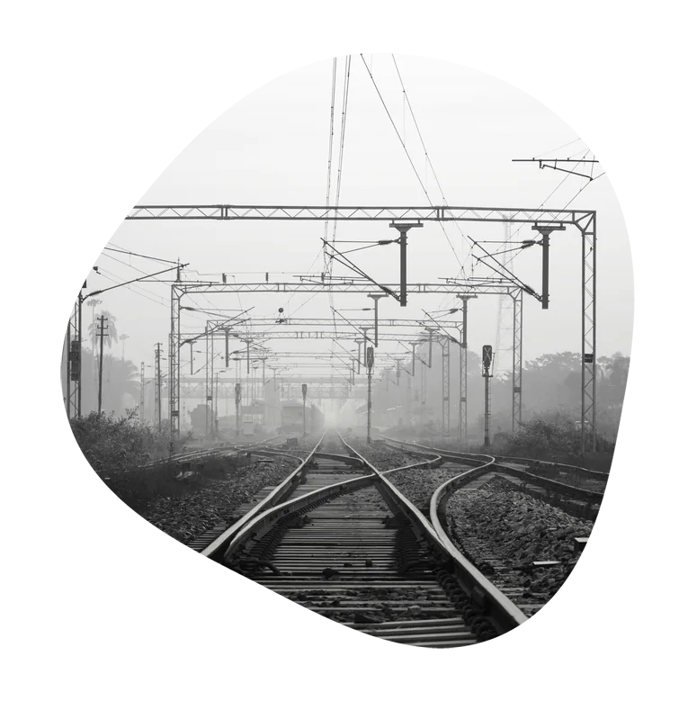 Gleise mit Weichen im Morgennebel – Systemhauswechsel ohne Stillstand